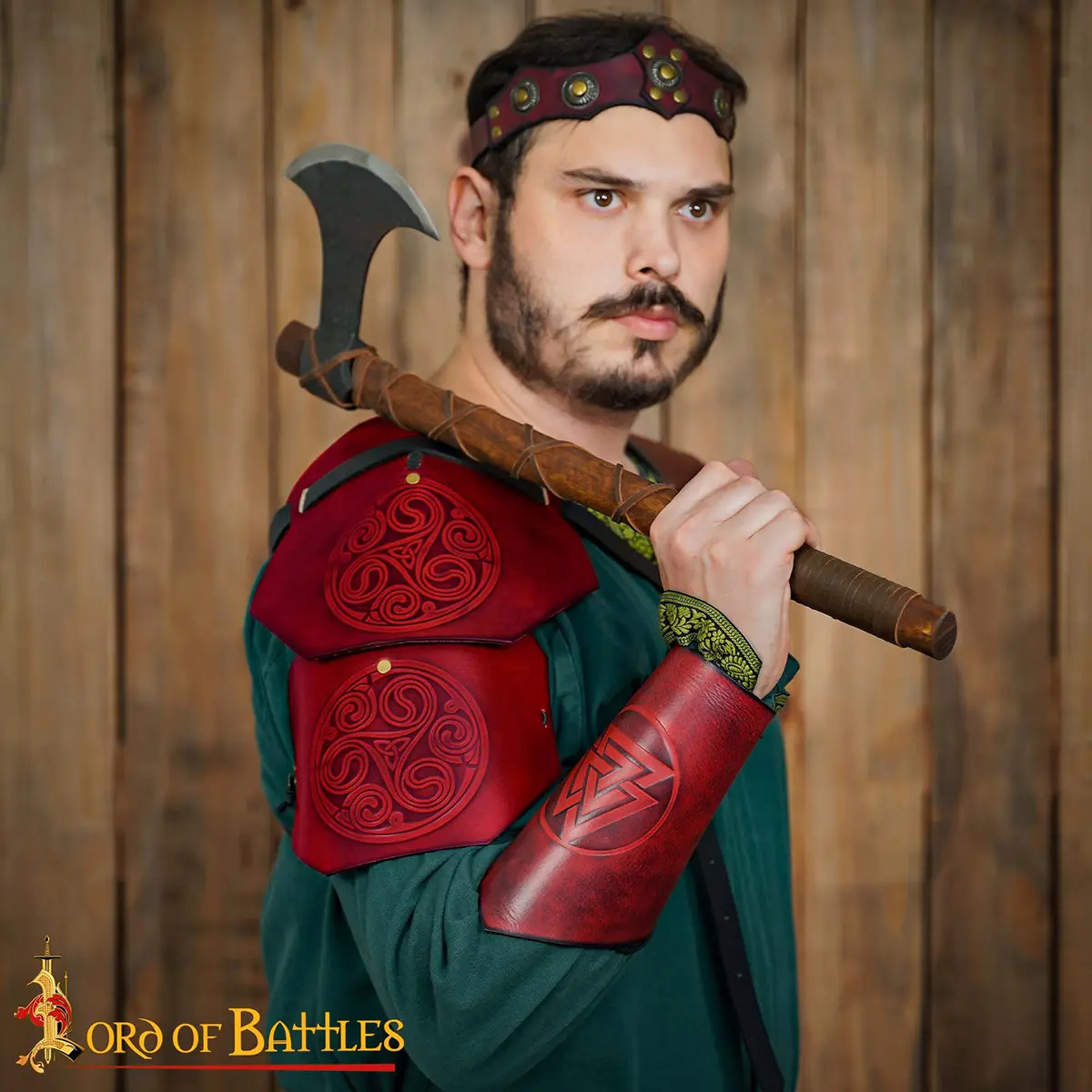 Hombrera medieval en cuero diseño nudos celtas, color burdeos