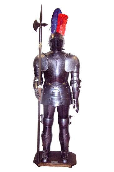 Armadura medieval con alabarda