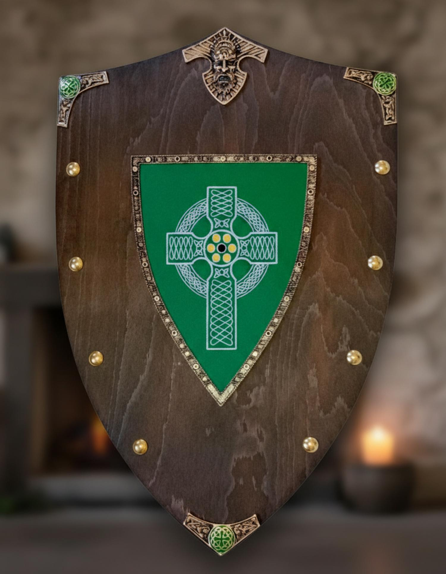 Escudo rústico en madera con cruz Celta