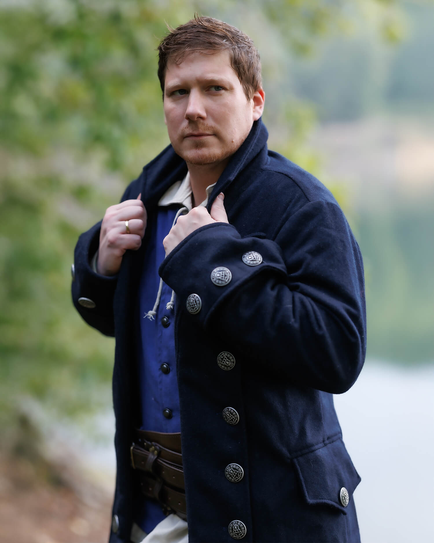 Abrigo pirata en lana modelo Capitán Chad Bucanero, color azul oscuro