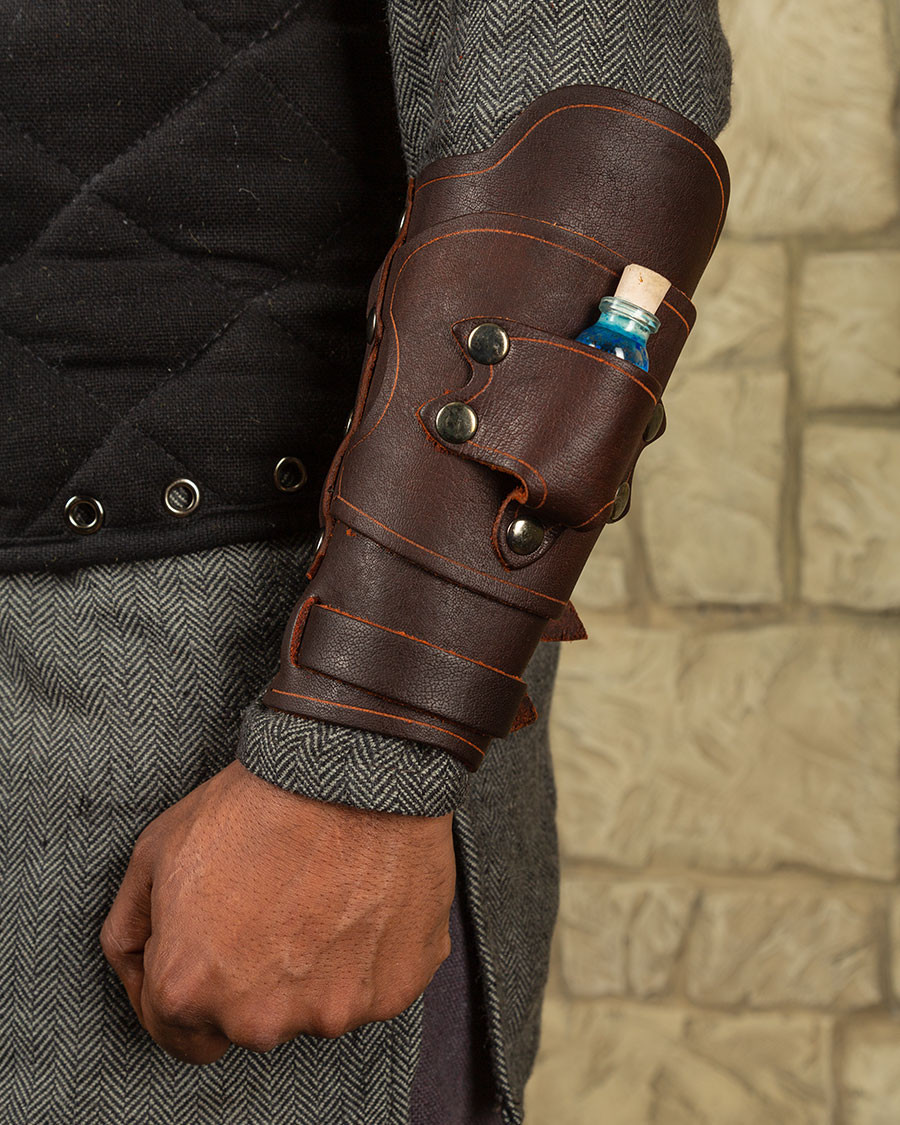 Brazalete con bolsillo para poción modelo Geralt, marrón mano izquierda
