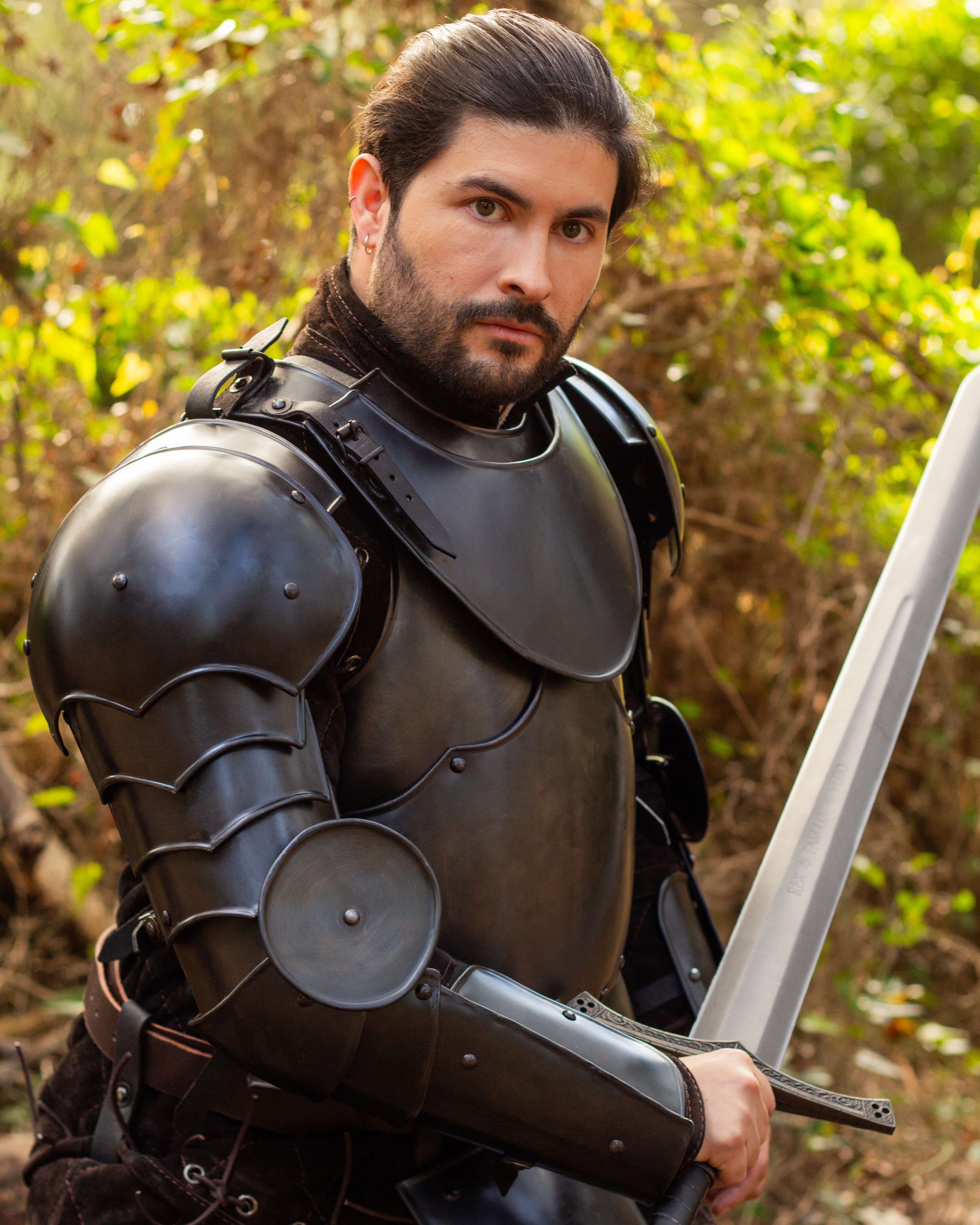 Protector armadura brazo modelo Gustav, acabado ennegrecido