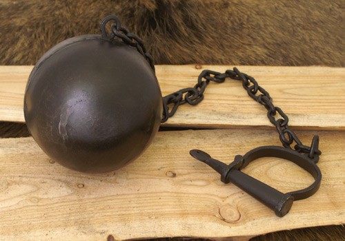 Grillete con cadena y bola