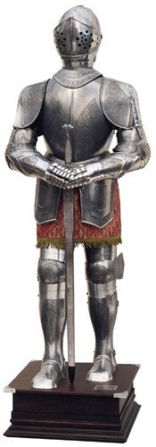 Armadura natural plateada con grabados