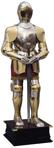 Armadura natural plateada y dorada con grabados