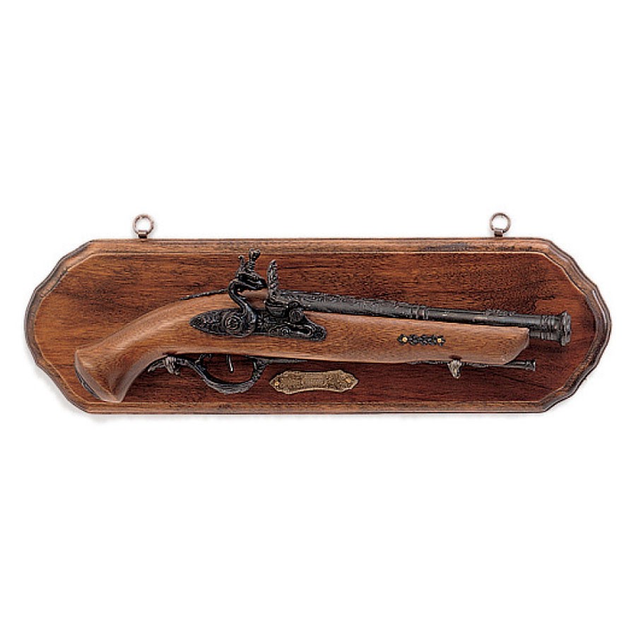 Panoplia de madera con pistola antigua