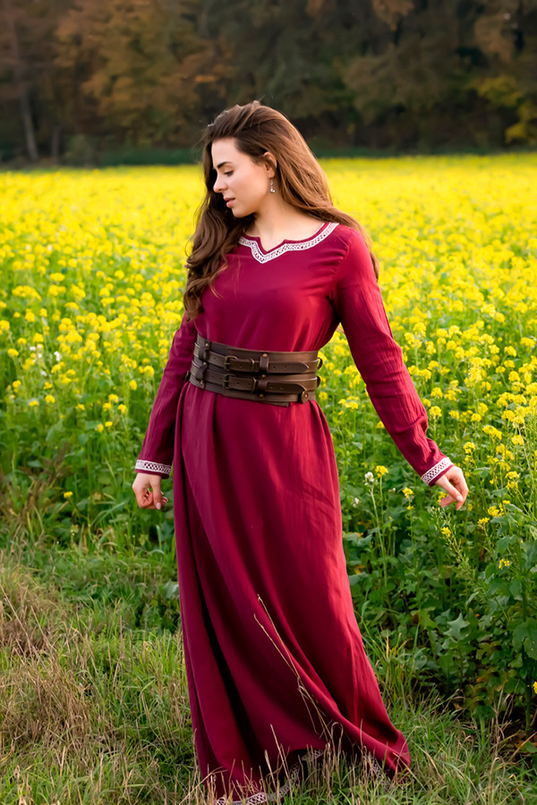 Vestido largo vikingo modelo Brigida, color rojo