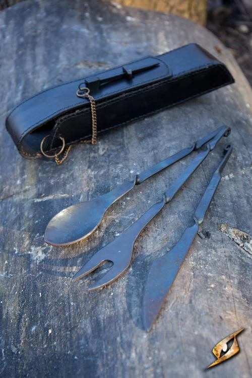 Cubiertos medievales con funda negra: cuchara, tenedor y cuchillo