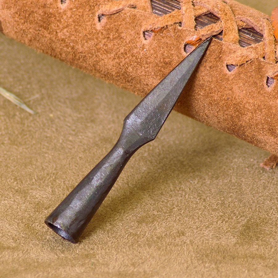 Punta de flecha histórica clásica plana forjada a mano