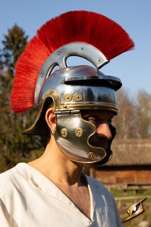 Casco clásico de legionario romano con penacho rojo