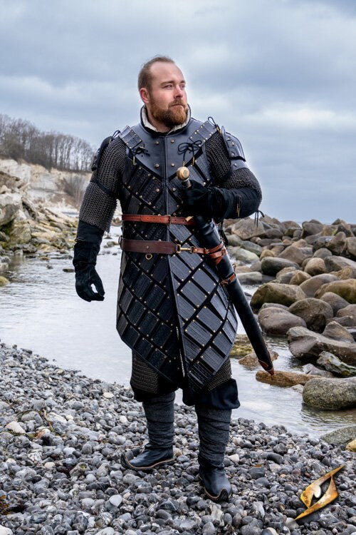 Armadura-brigantina del guerrero leñador en negro