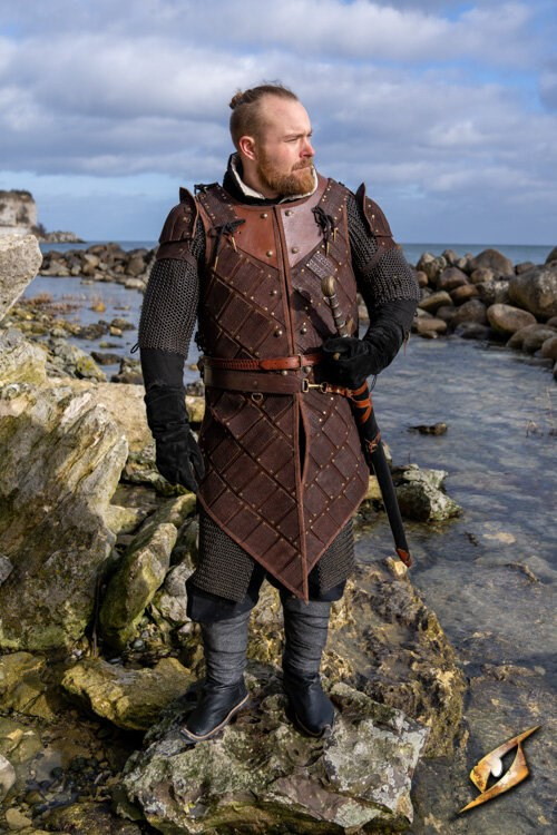 Armadura-brigantina del guerrero leñador en piel de gamuza marrón oscura