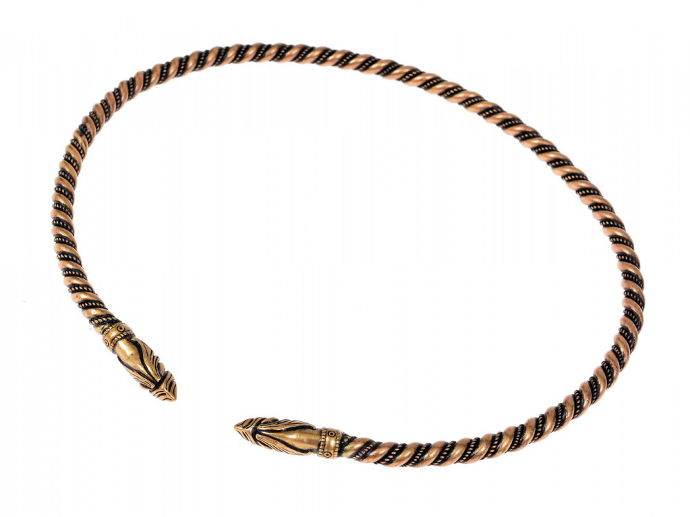 Torque vikingo con cabezas de cuervos