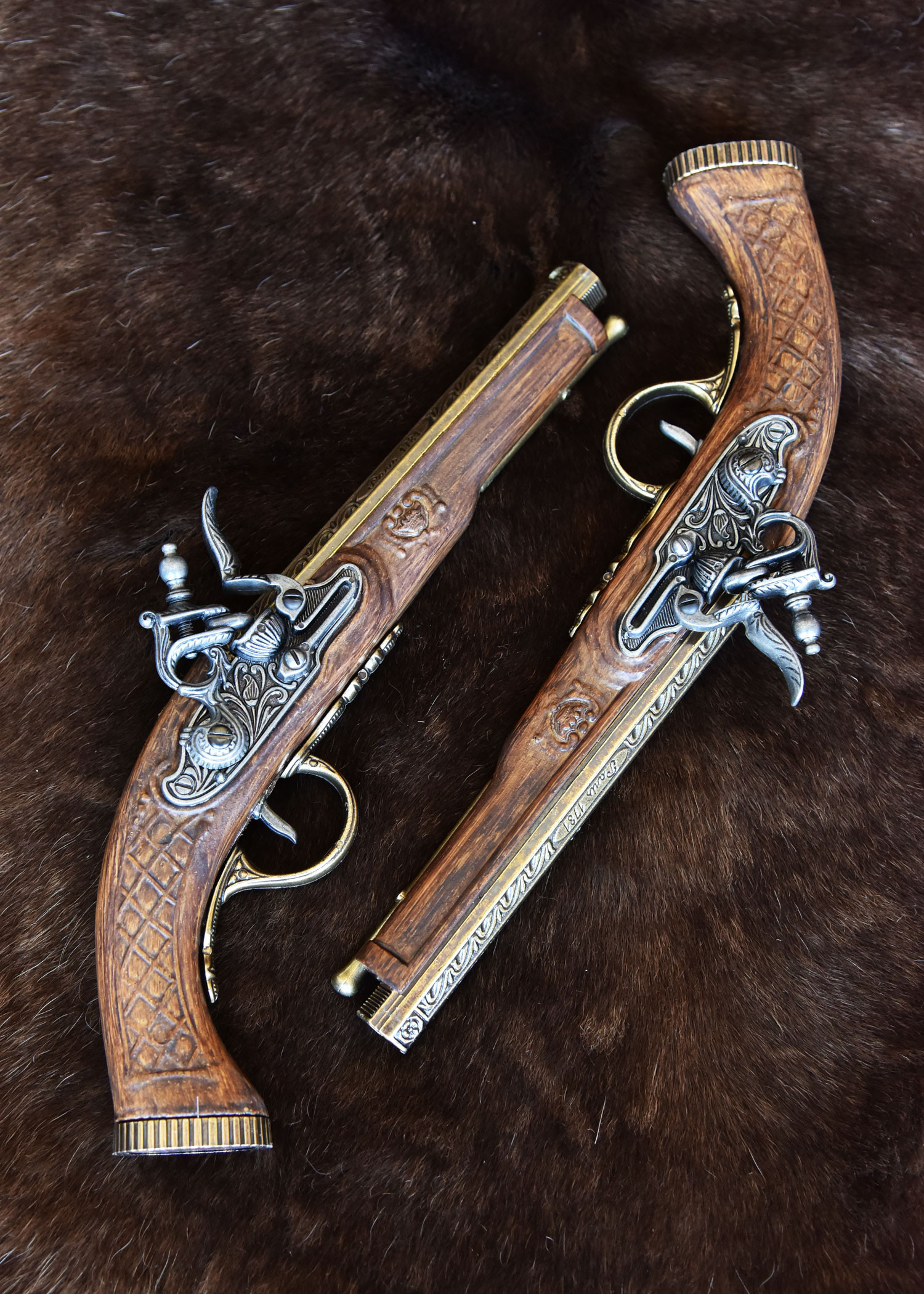 Juego 2 pistolas de duelo francesas octogonales latonadas, siglo XVIII