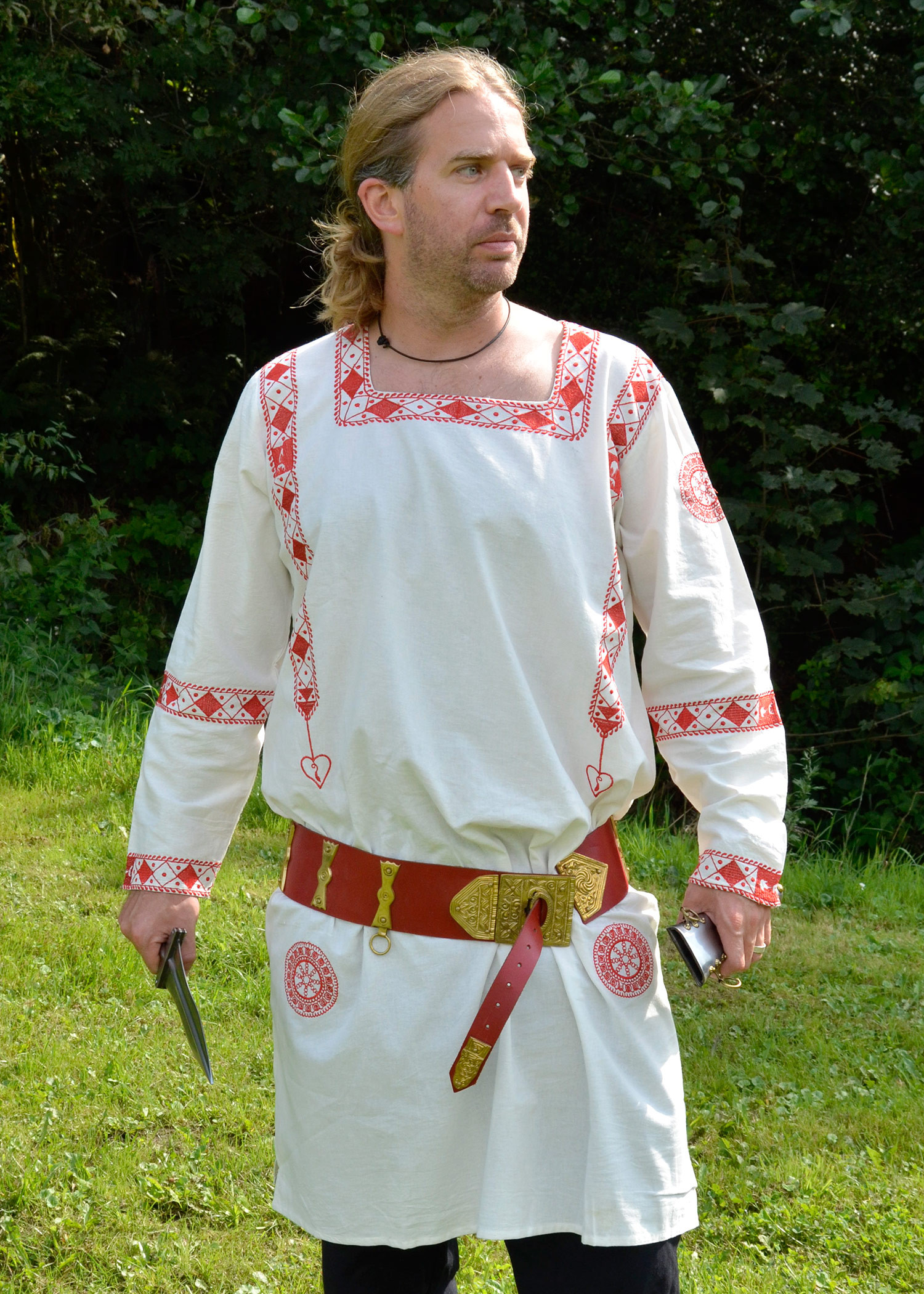 Túnica Romana de manga larga con bordados rojos