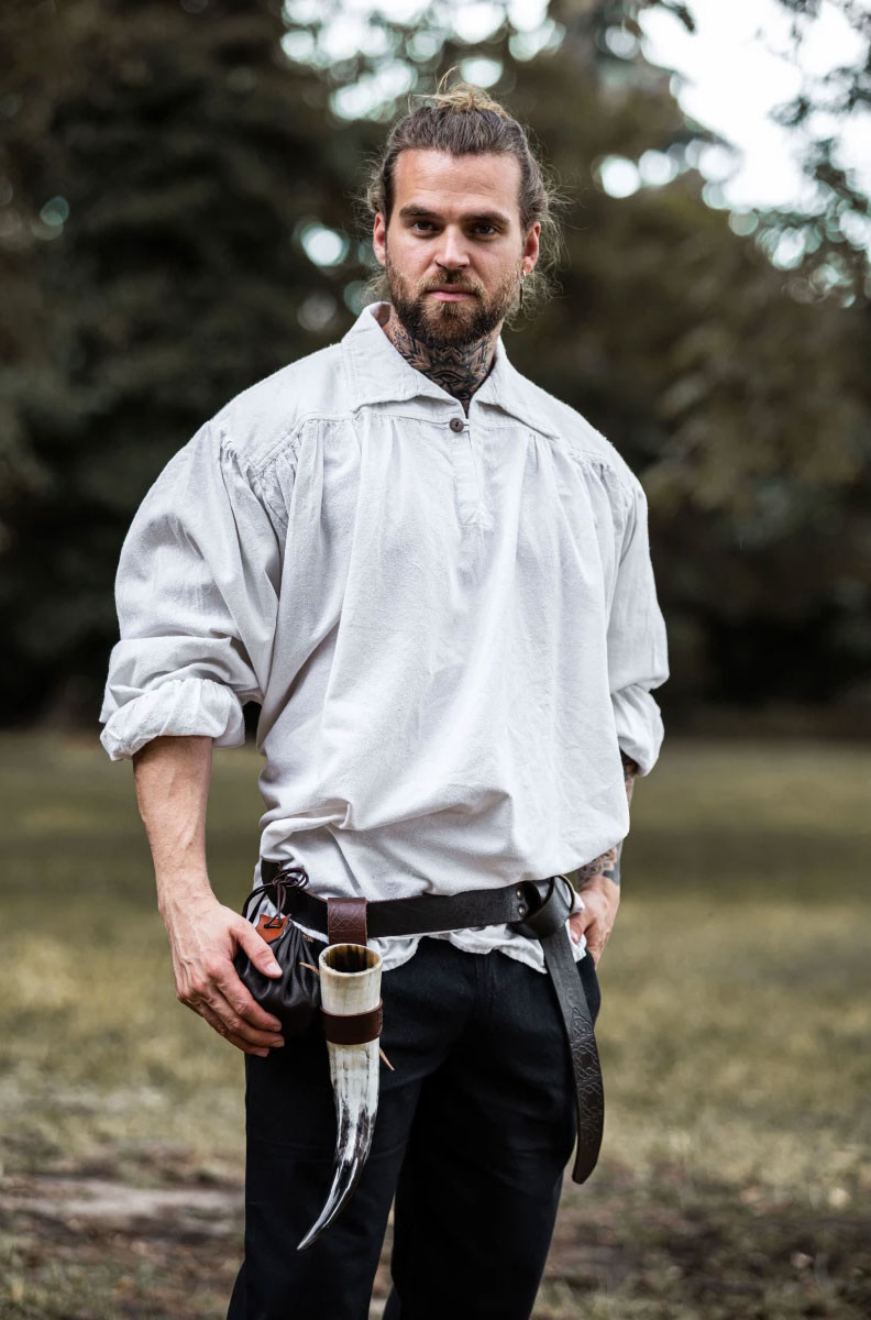 Camisa pirata cuello alto modelo James, color blanco