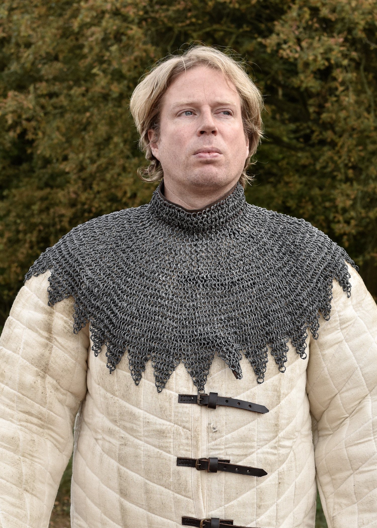 Manto de obispo en aluminio con correas de cuero y hebillas