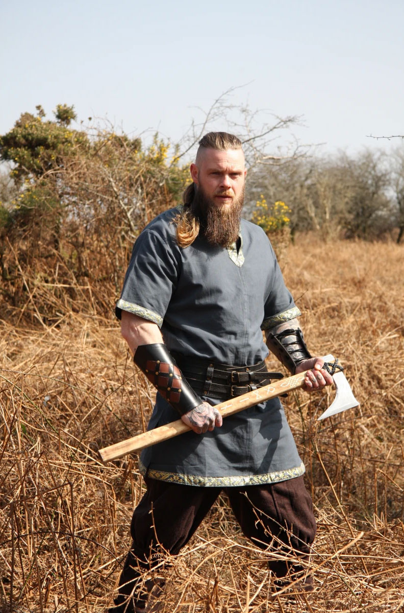 Túnica romana azul con bordados