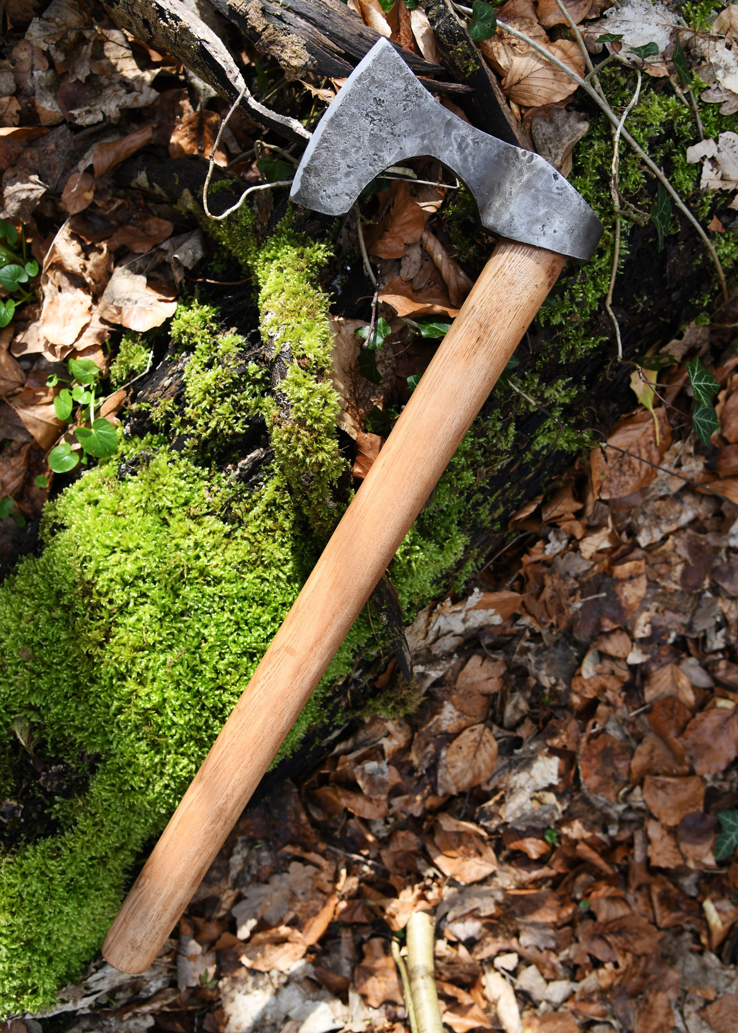 Hacha Vikinga con acero forjado a mano, tipo B (60 cm.)