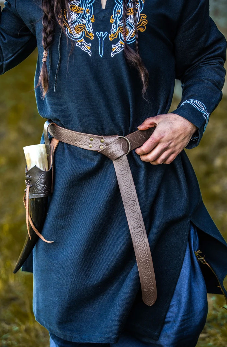 Cinturón de cuero con estampado celta, color marrón oscuro