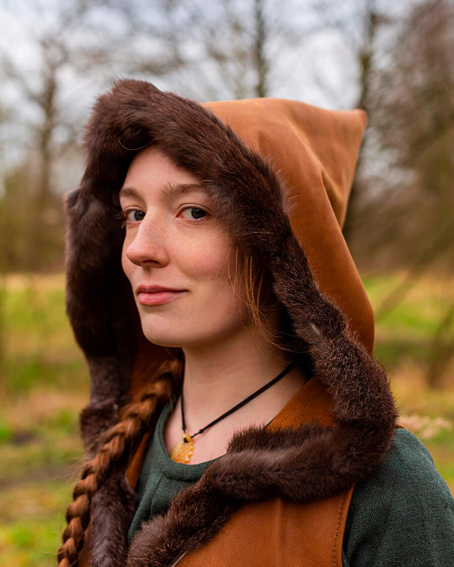 Top medieval mujer con capucha modelo Jetta, marrón