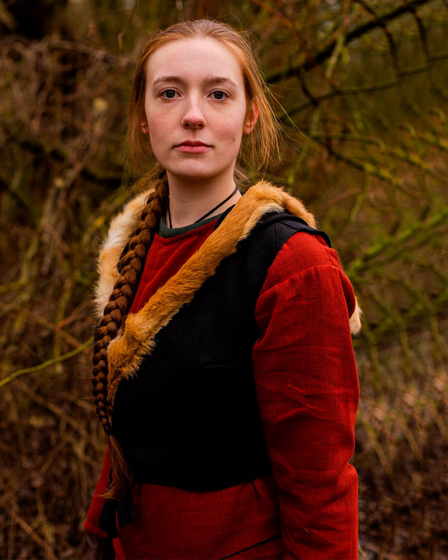 Top medieval mujer con capucha modelo Jetta, negro