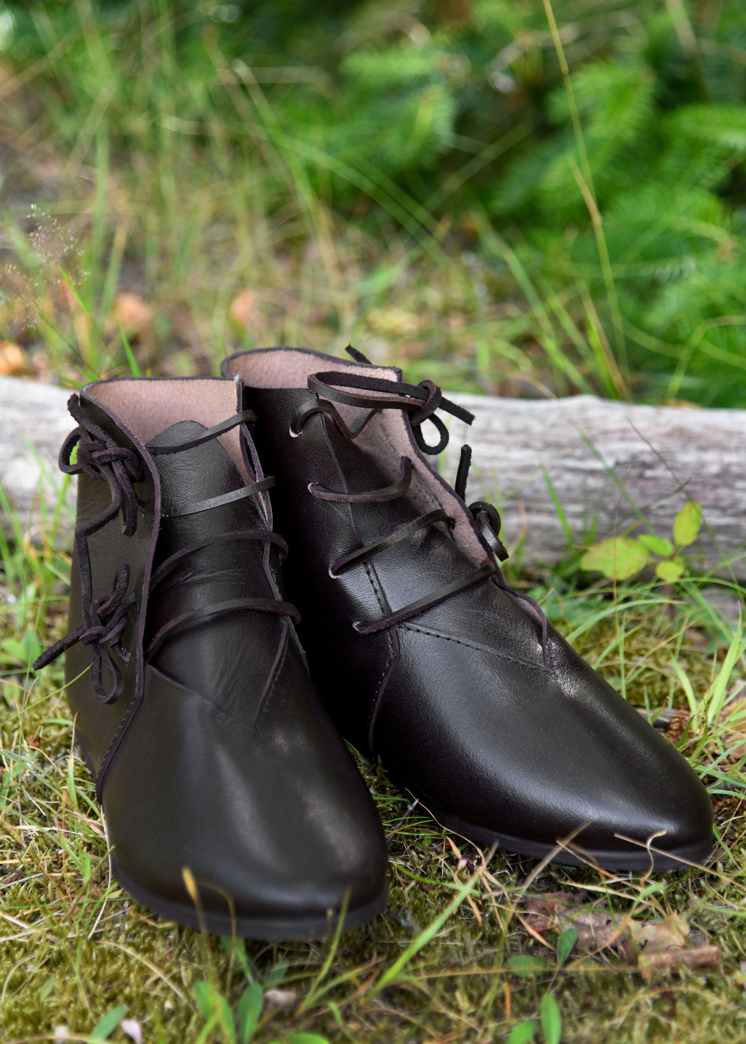 Botines medievales con cordones, marrones (siglos XIII-XV)