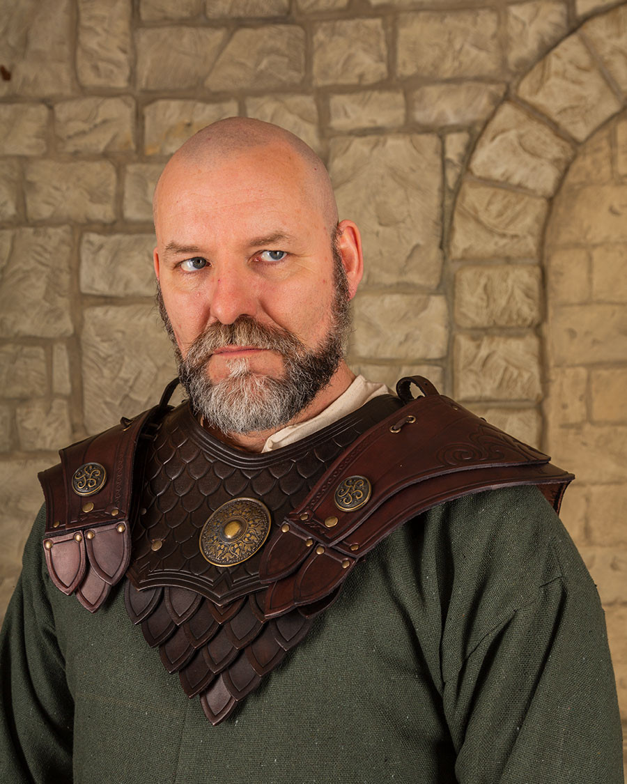 Hombreras cuero marrón repujado patrón floral modelo Hektor