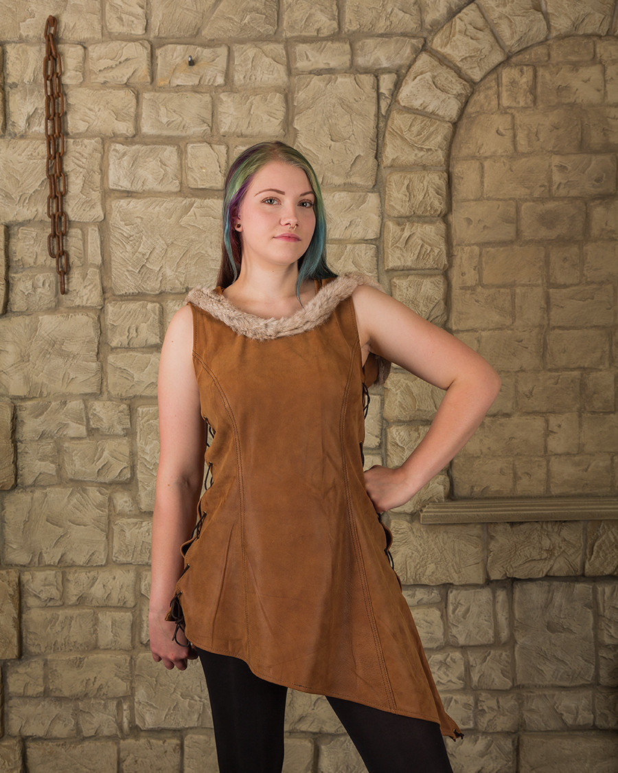 Vestido medieval con capucha modelo Freya, marrón