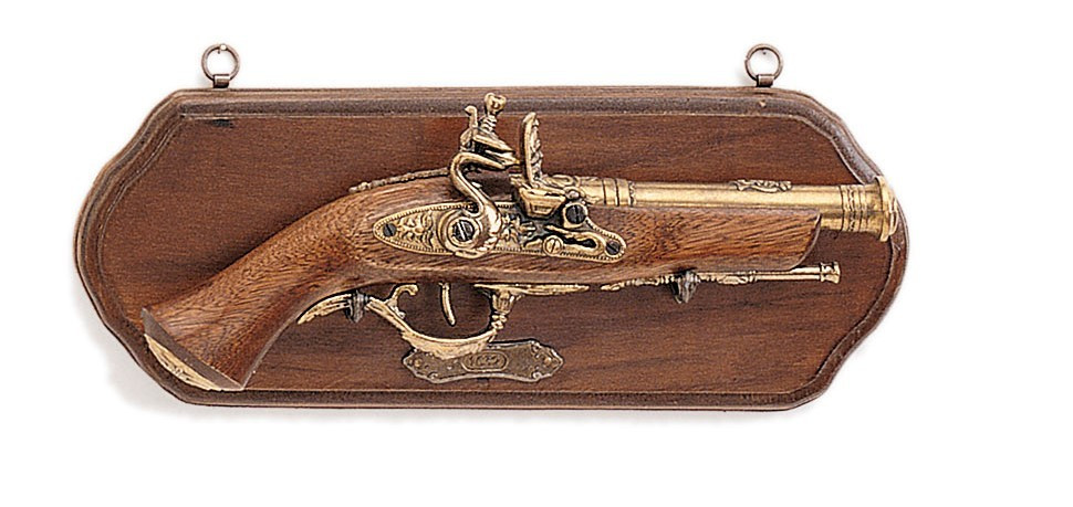 Panoplia con pistola de chispa de cañón corto, siglo XVIII