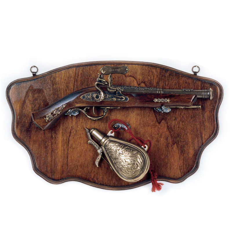Panoplia de madera con pistola y polvorera