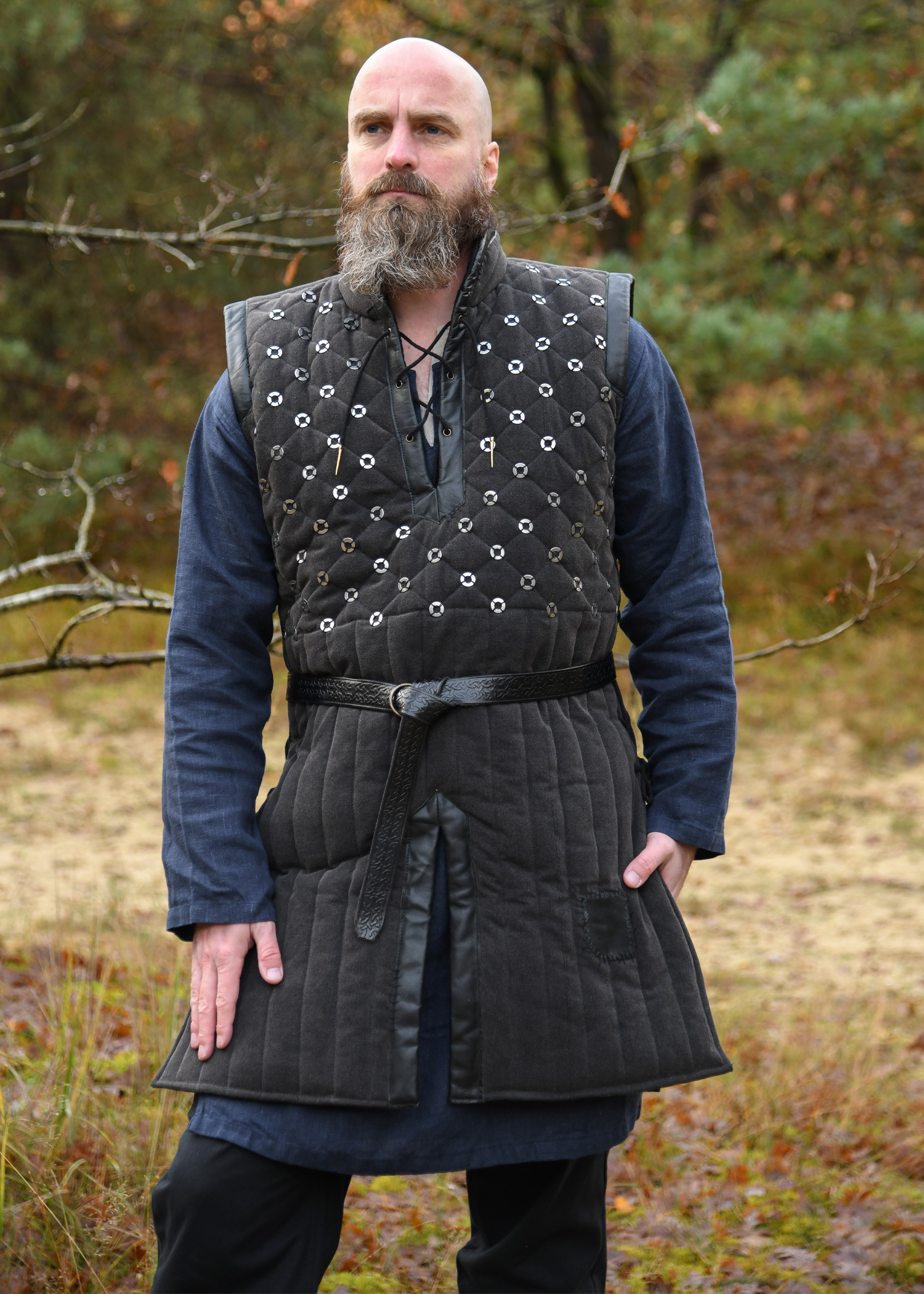 Gambesón medieval sin mangas decorado, color negro