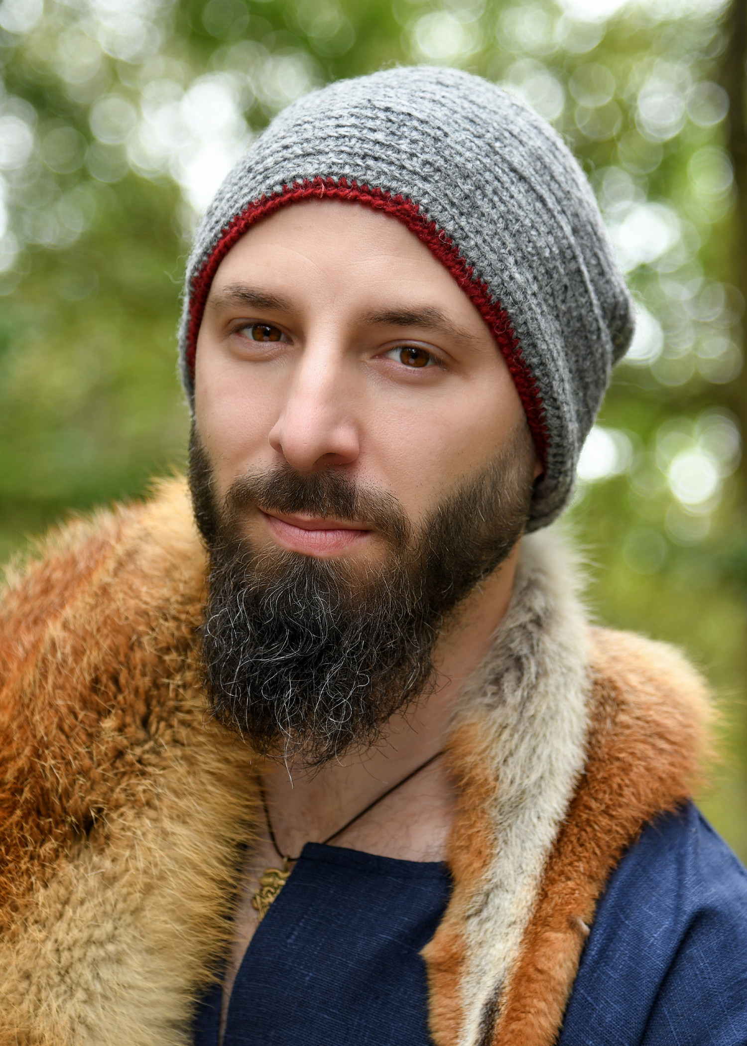 Gorro de lana crochet, gris-rojo