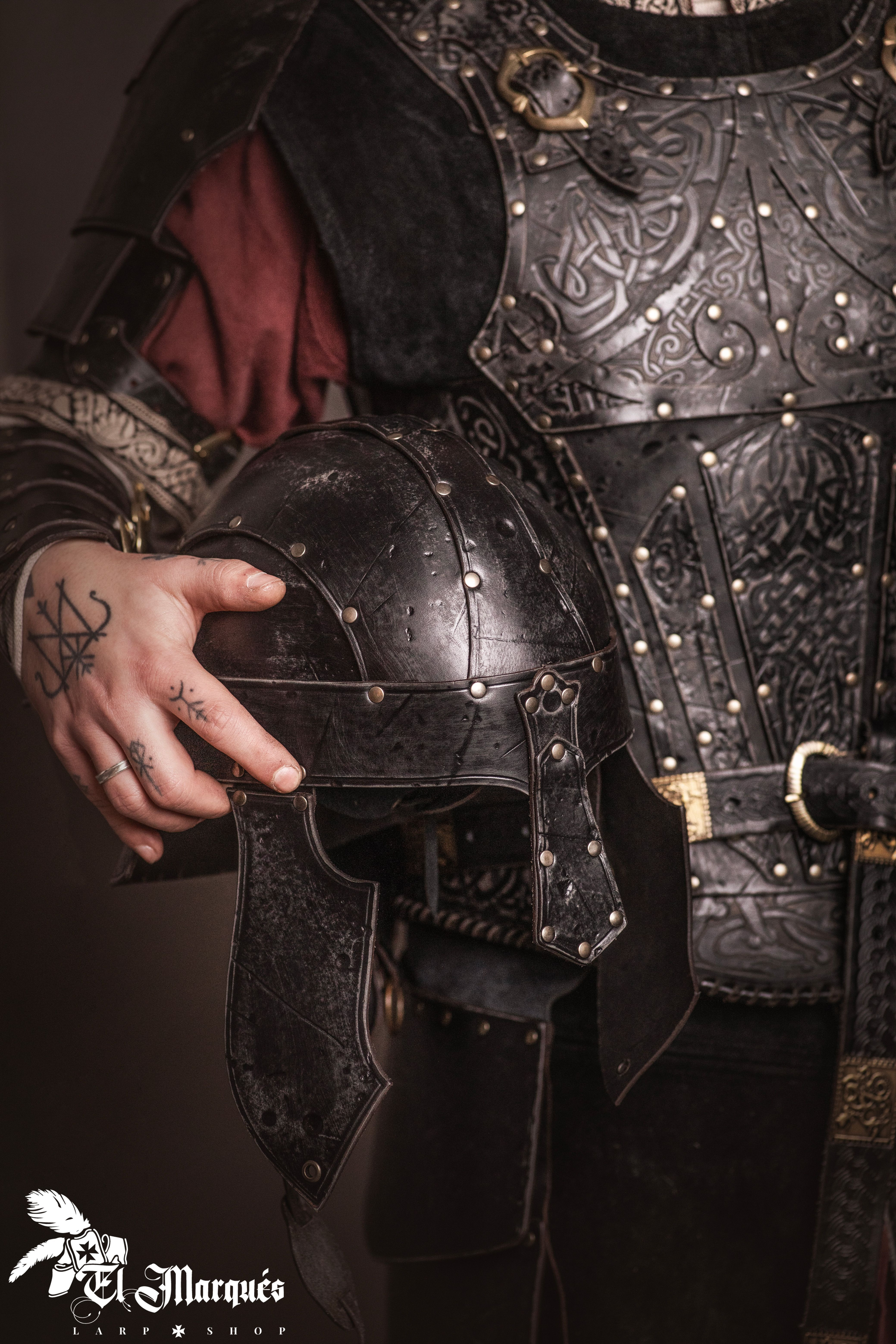 Casco Spangenhelm Baldur en cuero, sin grabados