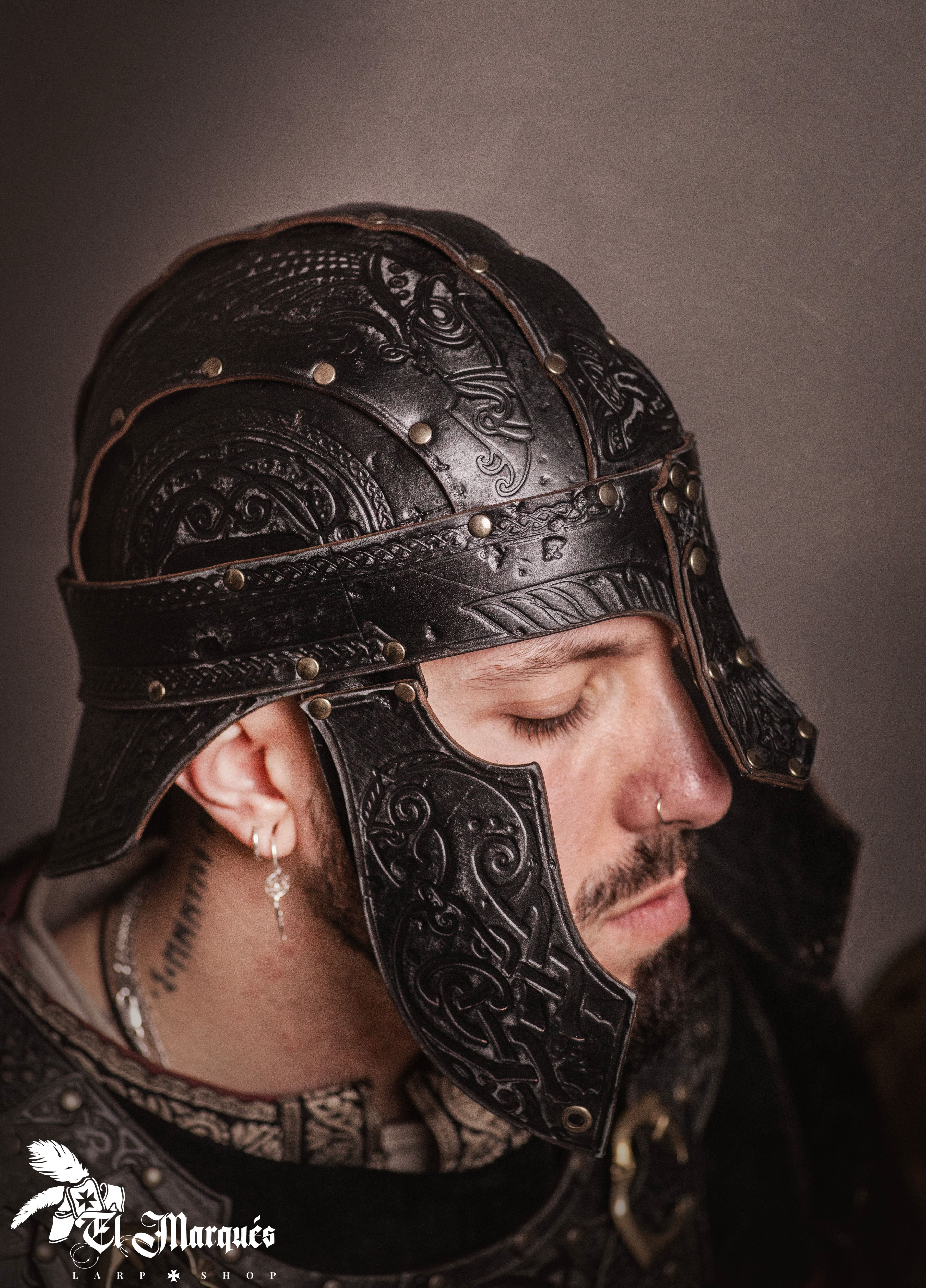 Casco Spangenhelm Baldur en cuero, con grabados