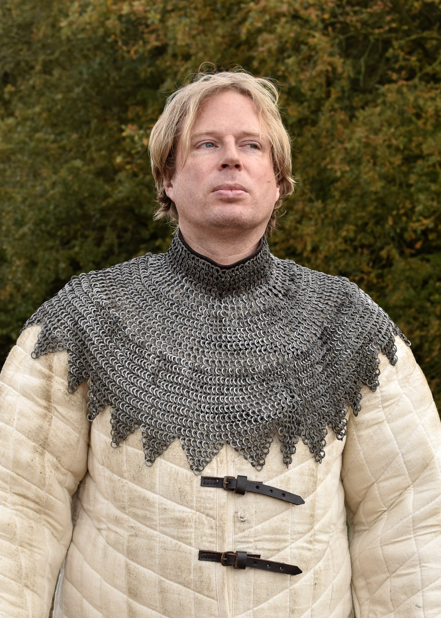 Manto del obispo con correas de cuero y hebillas