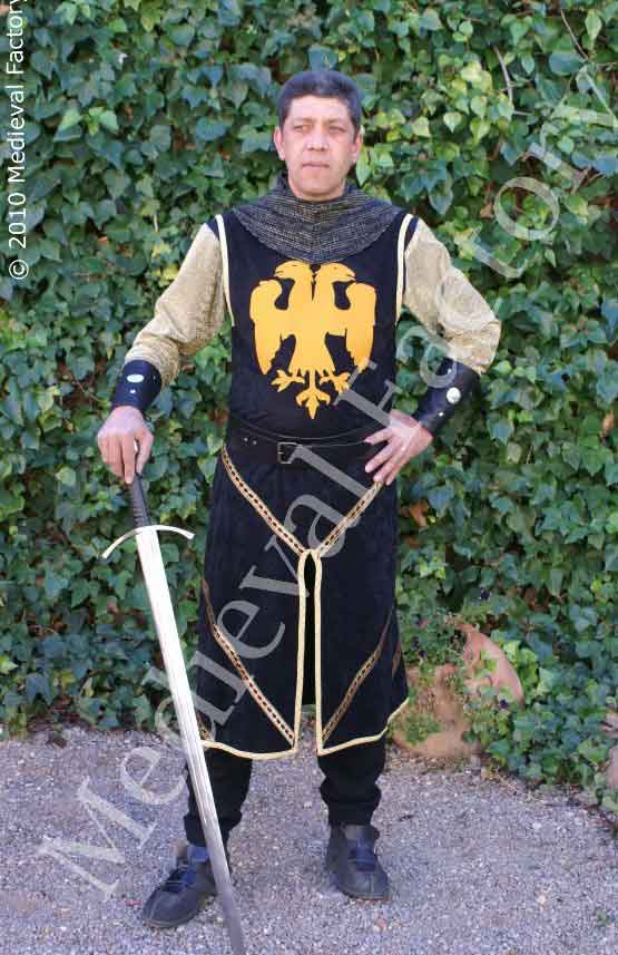 Traje medieval Camelot en negro con águila amarilla y ribeteado