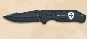 Navaja con decoracion de un escudo Templario