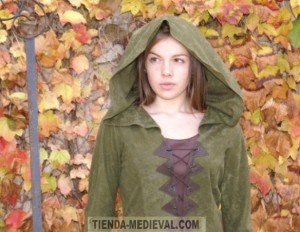 VESTIDO ODET CON LA CAPUCHA