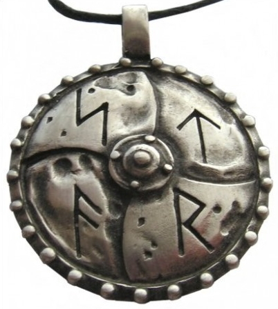 Colgante vikingo con letras rúnicas - Viking Pendants: A Journey Through History, Symbolism and Nordic Craftsmanship