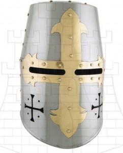 Casco templario con cruz frontal y lateral