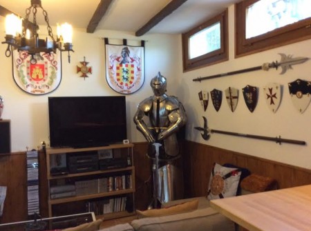 Bodega medieval decorada con arcos de piedra