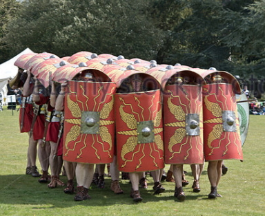 Legionarios romanos en formación con Scutum