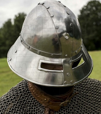 casco medieval de guardia