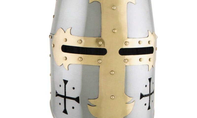Casco templario con cruz frontal y lateral